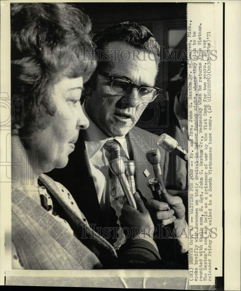 Load image into Gallery viewer, 1971 Press Photo Mr. and Mrs. John Sexton with newsmen in Denver, Colorado
