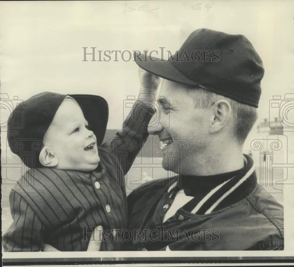 1969 Press Photo Don Wert of Detroit Tigers baseball team, visited by young fan- Historic Images