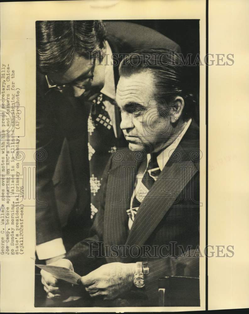 Load image into Gallery viewer, 1976 Press Photo George Wallace reviews notes with Billy Joe Camp in Chicago
