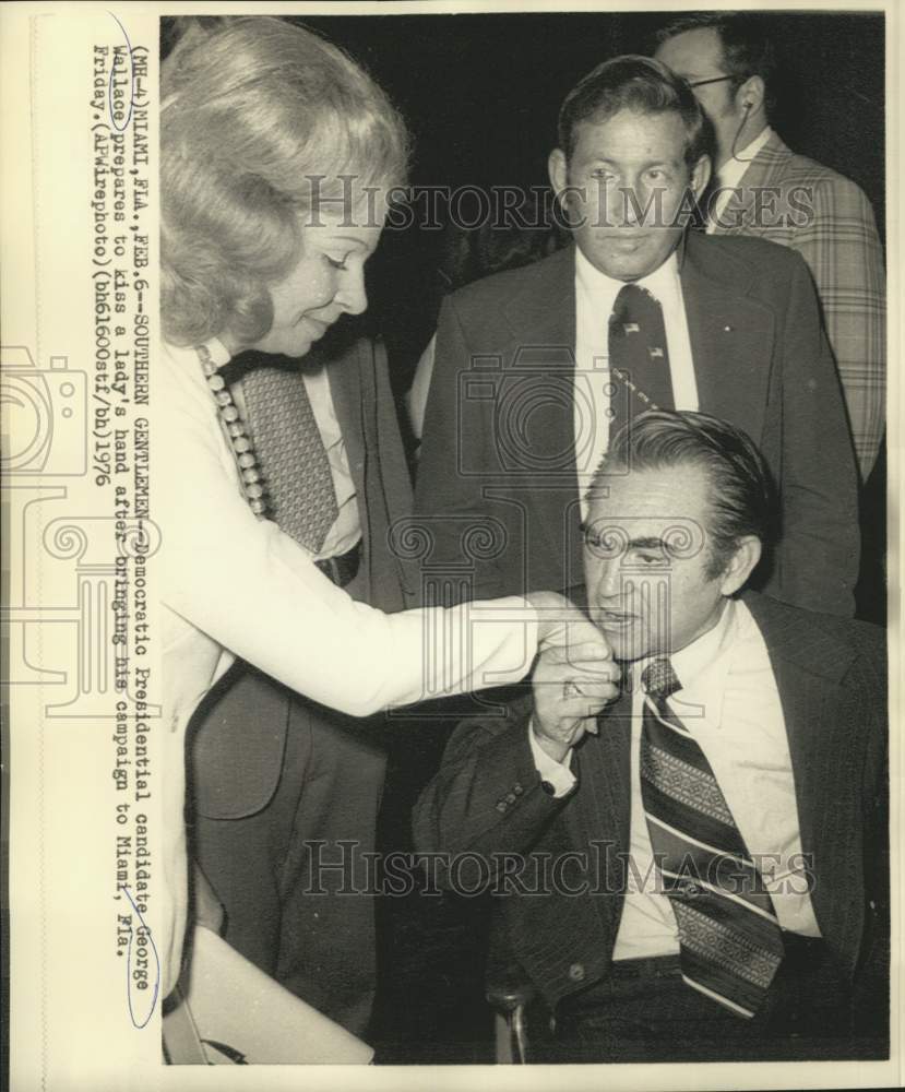 1976 Press Photo George Wallace kisses a lady's hand during campaign in Miami