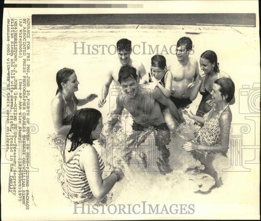 1975 Press Photo Treasury Secretary William Simon and family enjoy the pool