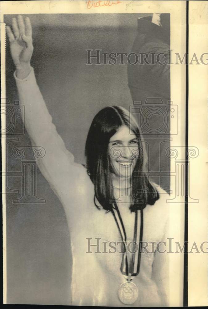 1976 Press Photo Skater Sheila Young wears the first United States gold medal- Historic Images