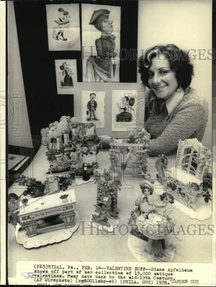 1976 Press Photo Diane Apfelbaun displays antique St. Valentines collection