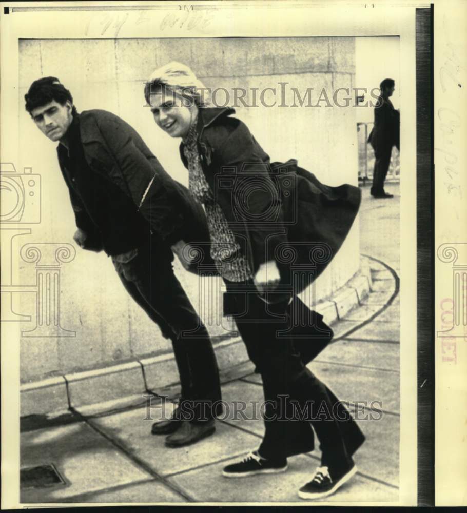 1971 Press Photo U.S. Olympic swimmers Marc Spitz &amp; Susie Atwood lean into wind- Historic Images