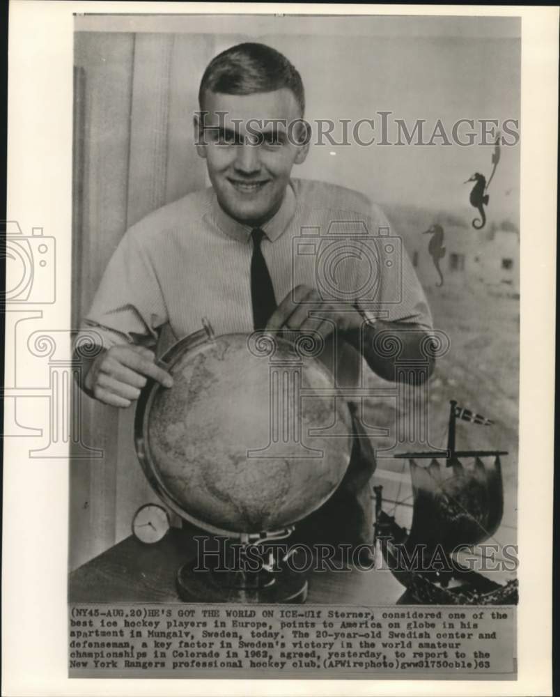 1963 Press Photo Ice hockey player Ulf Sterner points to America on world globe- Historic Images