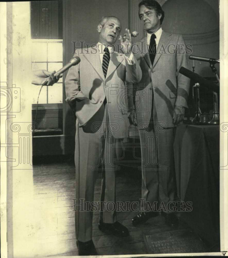1972 Press Photo Sargent Shriver tours Maryland state house in Annapolis