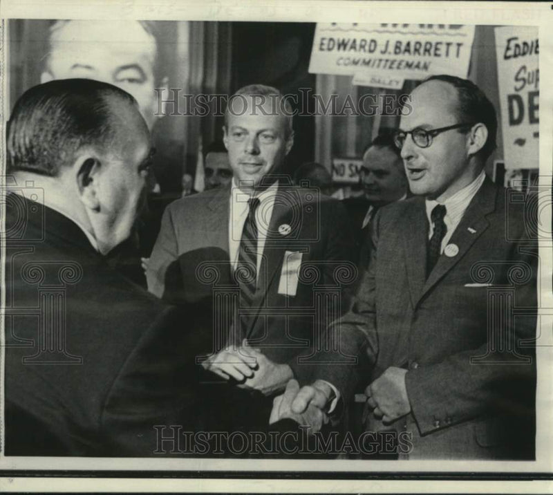 Load image into Gallery viewer, 1968 Press Photo Chicago Mayor Daley shakes hand of Adlai Stevenson III
