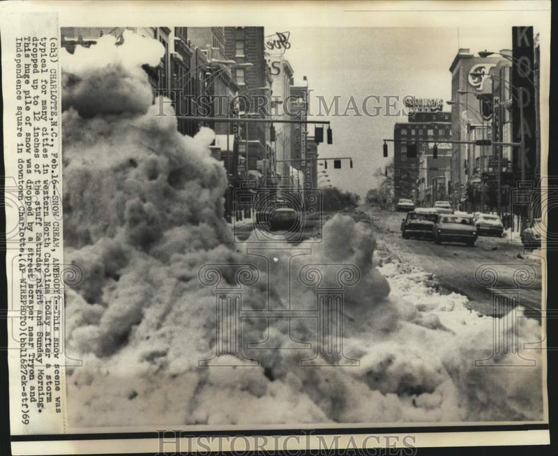 Load image into Gallery viewer, 1969 Press Photo Snow scene in Charlotte after storm hit western North Carolina
