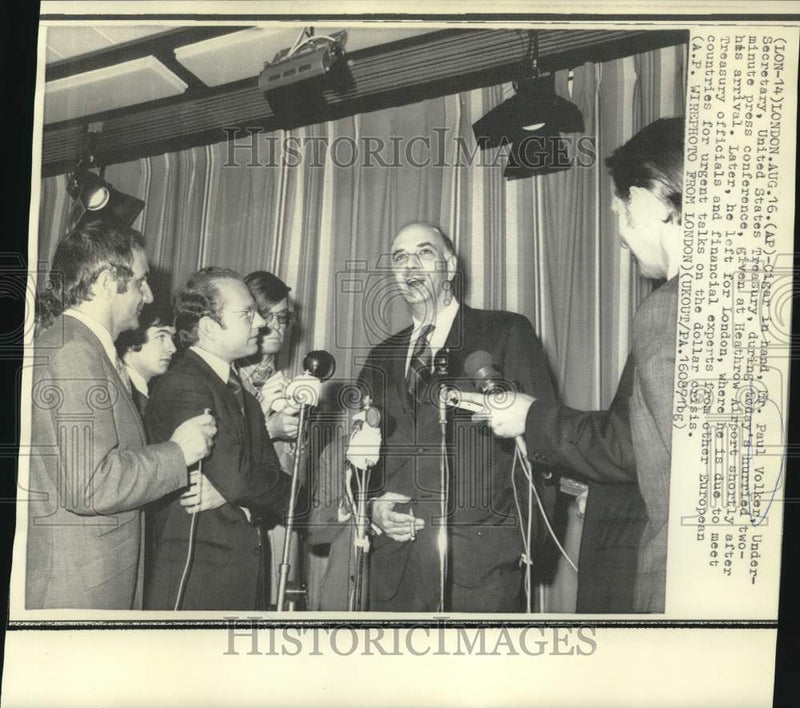 Load image into Gallery viewer, 1971 Press Photo Paul Volcker, US Treasury Undersecretary, talks to London press
