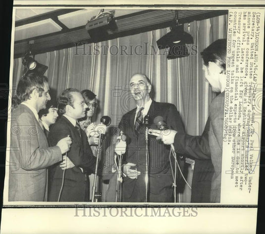 1971 Press Photo Paul Volcker, US Treasury Undersecretary, talks to London press