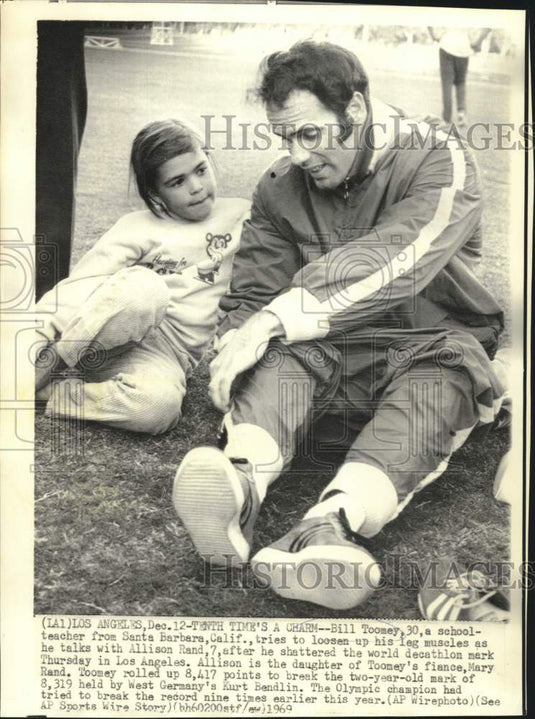 1969 Press Photo Bill Toomey loosens up his muscle as he talks with Allison Rand- Historic Images