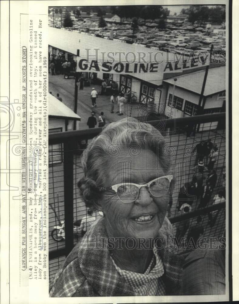 1969 Press Photo Race Car Driver Wife/Mother Mary Unser at Indianapolis Speedway- Historic Images