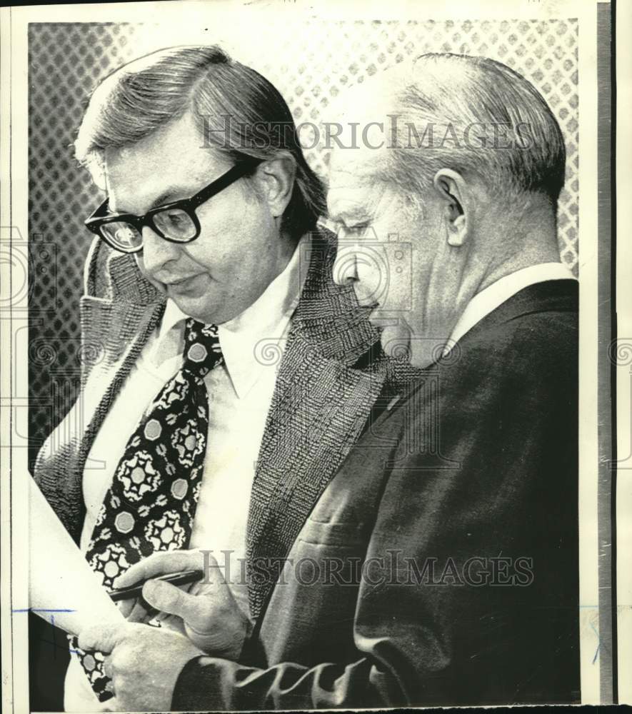 1972 Press Photo W.R. Goodwin with fellow DOOC co-officer, Carl DeTemple- Historic Images