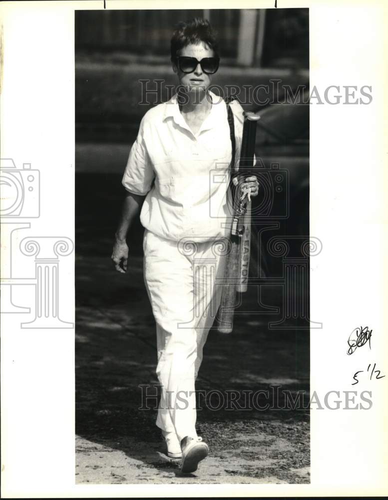 1990 Press Photo Nell Faulkner Brings Bats to New Orleans Playground after Theft- Historic Images