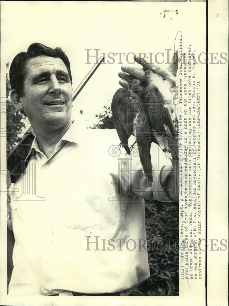 1971 Press Photo Governor Winnfield Dunn holds dove he shot in a hunt, Memphis- Historic Images