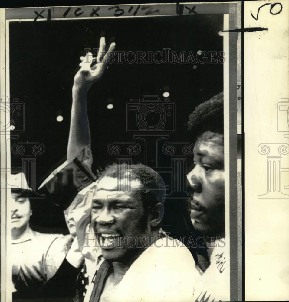 1973 Press Photo Boxer Emile Griffith salutes the crowd after winning in Monaco- Historic Images