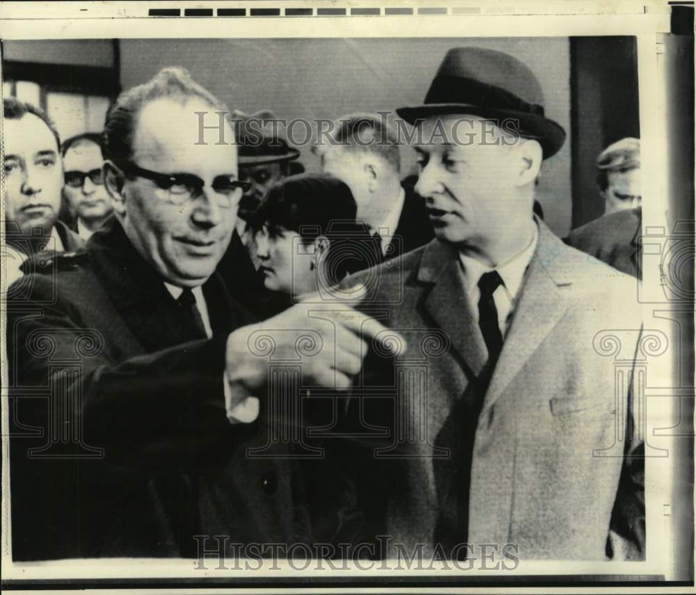 1968 Press Photo Josef Spacek talks to Alexander Dubcek in Prague - now56849