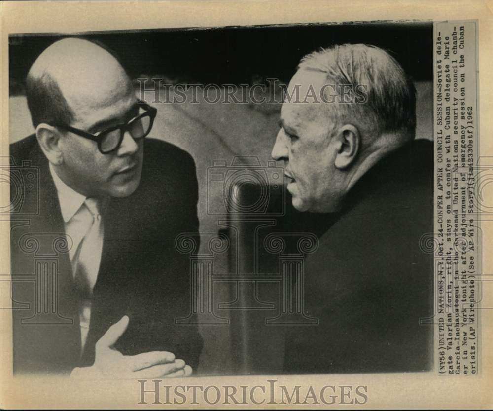 1962 Press Photo Soviet, Cuban U.N. Delegates Confer after Cuban Crisis Session- Historic Images