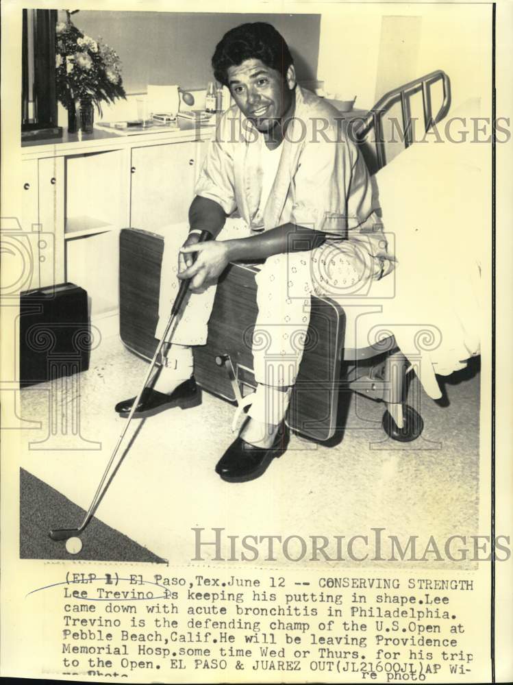 1972 Press Photo Lee Trevino practicing golf putt in El Paso hospital.- Historic Images