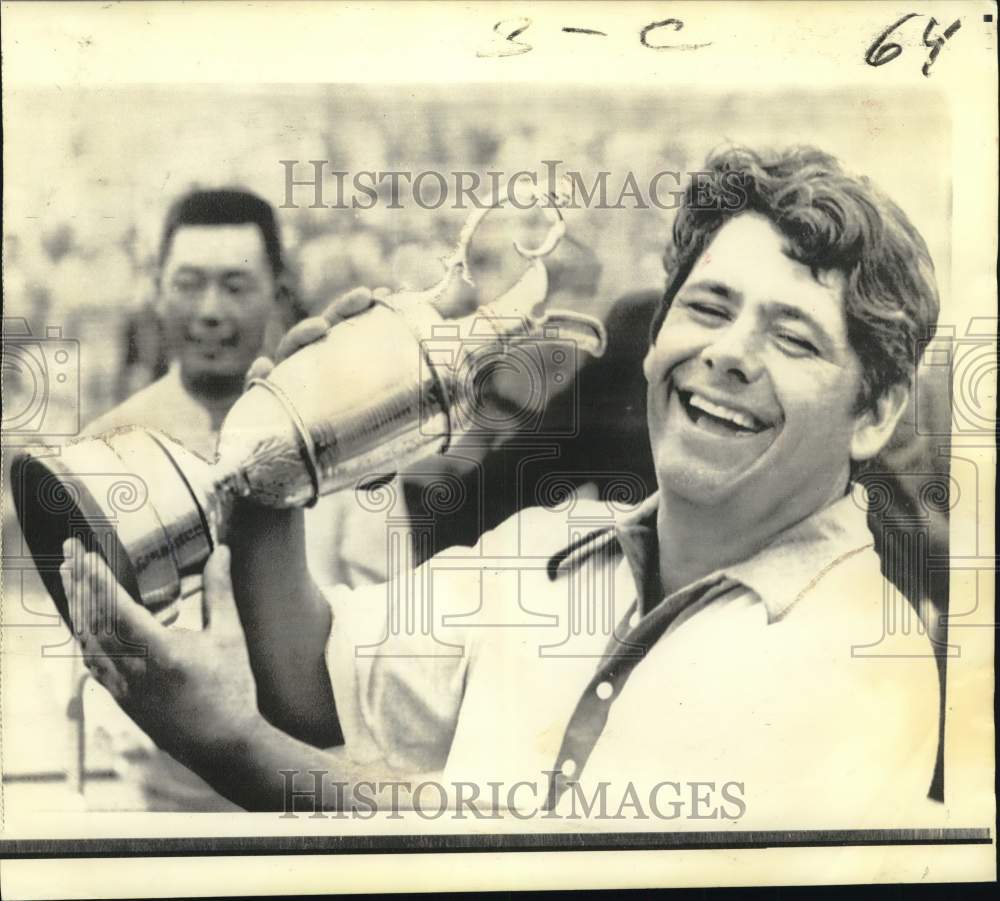 1971 Press Photo Lee Trevino holds up the trophy from his win of British Open.- Historic Images