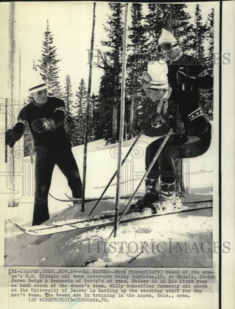 1970 Press Photo Hank Tauber, Women&#39;s Olympic Ski Team Coach, with Team in Aspen- Historic Images