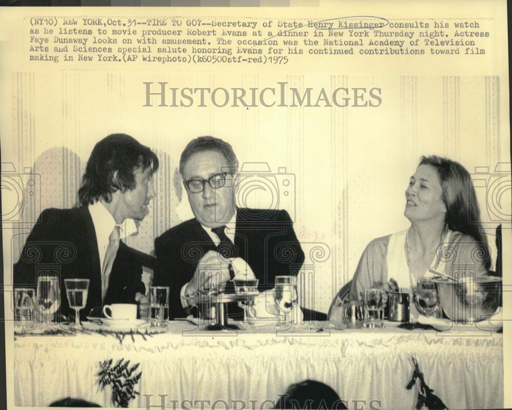 1975 Press Photo Robert Evans, Henry Kissinger &amp; Faye Dunaway in New York- Historic Images