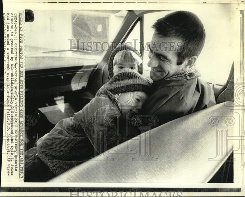 Load image into Gallery viewer, 1971 Press Photo Vernon Swier with children Kelly &amp; Kyle in South Dakota
