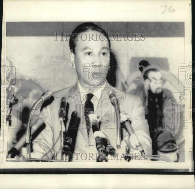 Load image into Gallery viewer, 1980 Press Photo President Nguyen Van Thieu of Vietnam speaks from podium.
