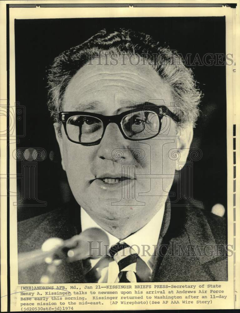 1974 Press Photo Henry Kissinger talks with newsmen after arriving Andrews AFB- Historic Images