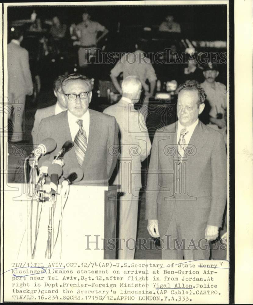 1974 Press Photo Henry Kissinger makes statement at Ben-Gurion Airport, Tel-Aviv