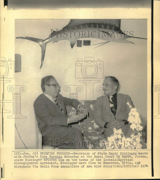 1974 Press Photo Henry Kissinger and King Hussein chat at Royal Court in Aqaba- Historic Images