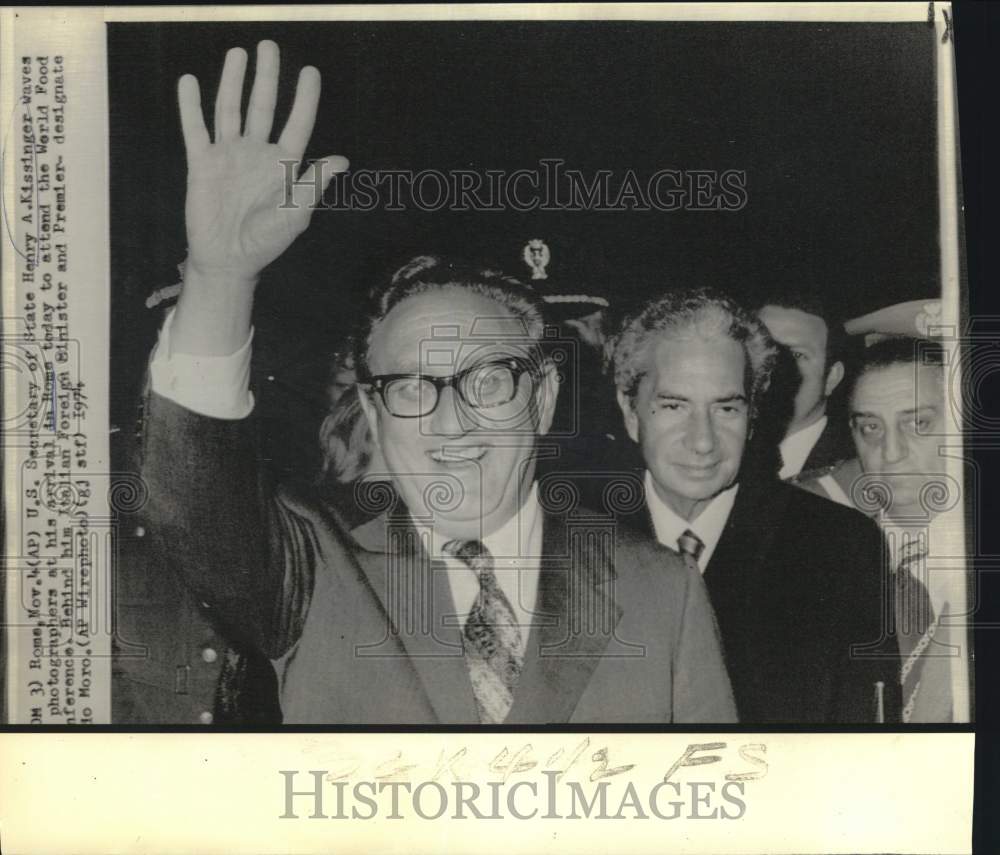 1974 Press Photo Henry Kissinger waves as party arrives at Rome airport