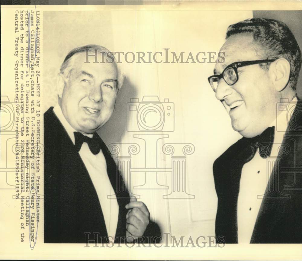 1976 Press Photo James Callaghan chats with Henry Kissinger at 10 Downing Street- Historic Images