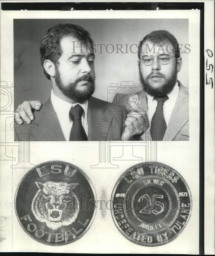 1973 Press Photo Ron Tanet and Mike Orlesh display doubloon they minted.- Historic Images