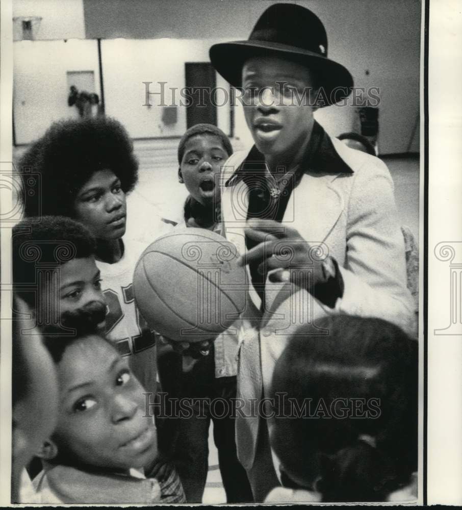 1976 Press Photo Archie Talley talks with Linwood Community YMCA youngsters- Historic Images