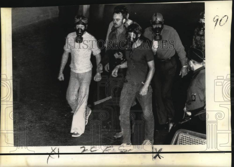Load image into Gallery viewer, 1973 Press Photo Police escort bank robber from Stockholm bank. - now64203
