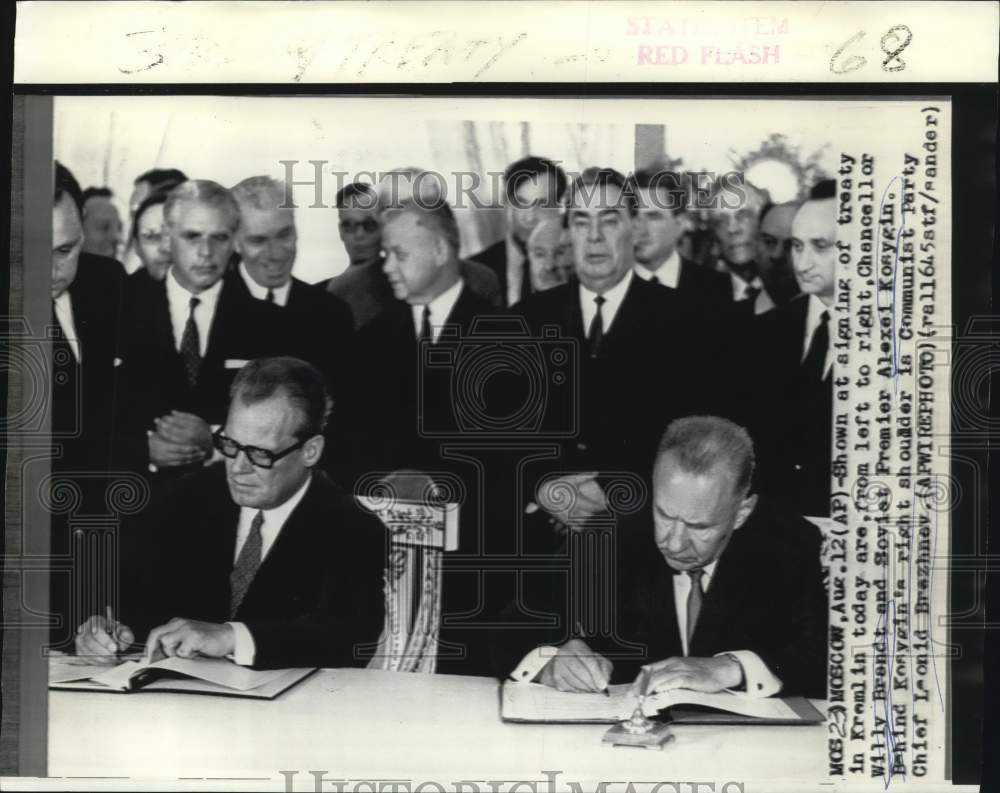 1970 Press Photo Alexei Kosygin and participants of treaty signing in Moscow.