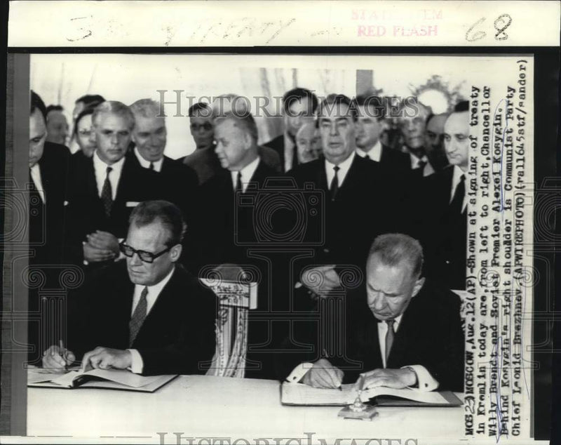Load image into Gallery viewer, 1970 Press Photo Alexei Kosygin and participants of treaty signing in Moscow.

