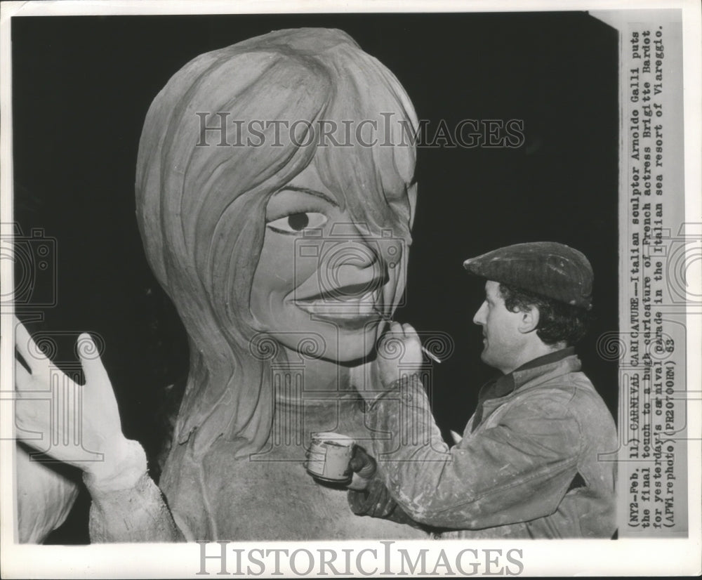 1963 Press Photo Carnival Sculptor Arnoldo Galli finishes Italian Float