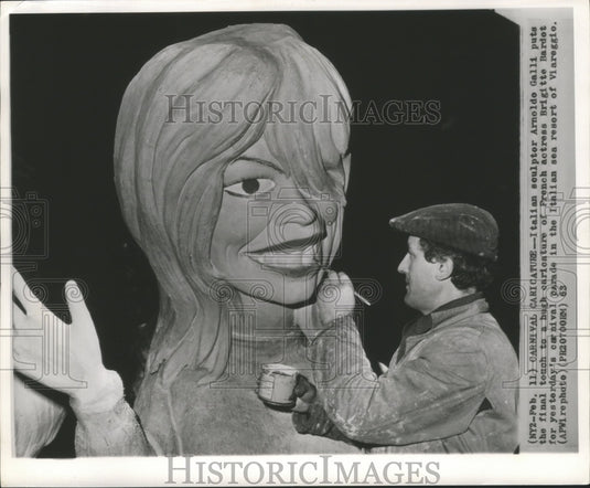 1963 Press Photo Carnival Sculptor Arnoldo Galli finishes Italian Float