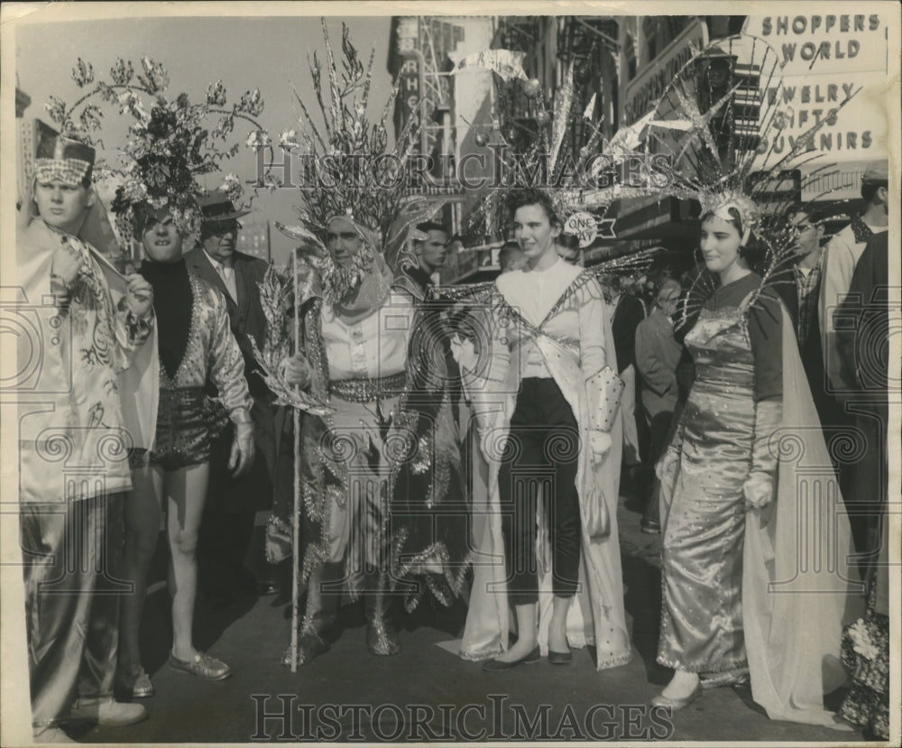 Press Photo Mardis Gras Carnival male and female carnival maskers - nox00032