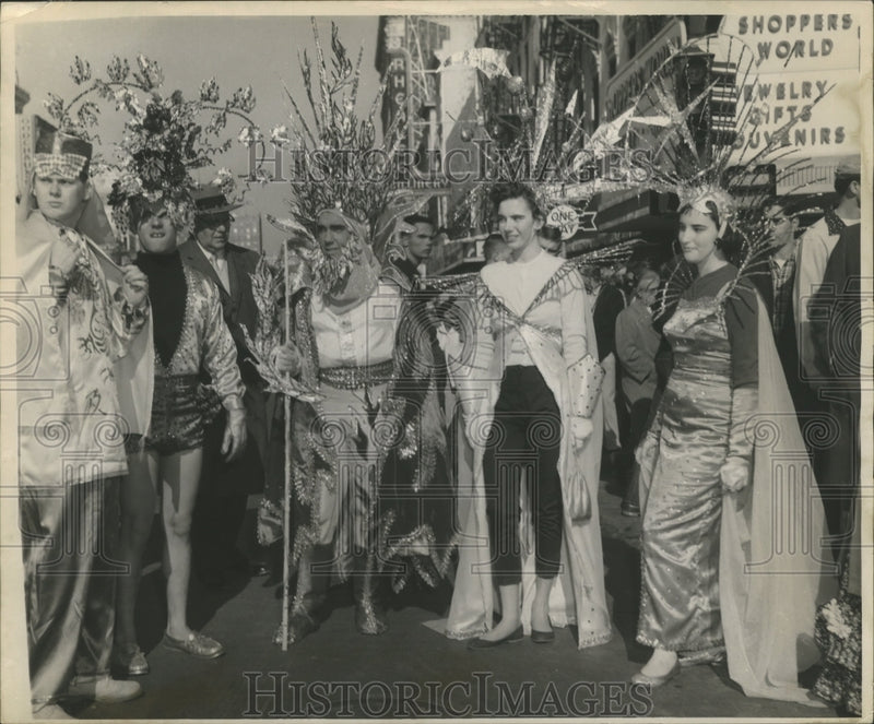 Load image into Gallery viewer, Press Photo Mardis Gras Carnival male and female carnival maskers - nox00032

