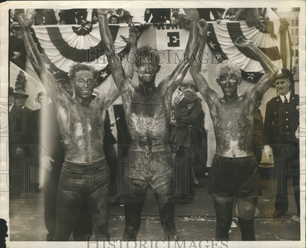 1946 Press Photo Mardi Gras Carnival, Three male maskers - nox00033