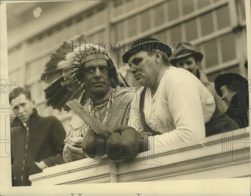 1939 Press Photo Mardi Gras Carnival, two male maskers watch from a balcony- Historic Images