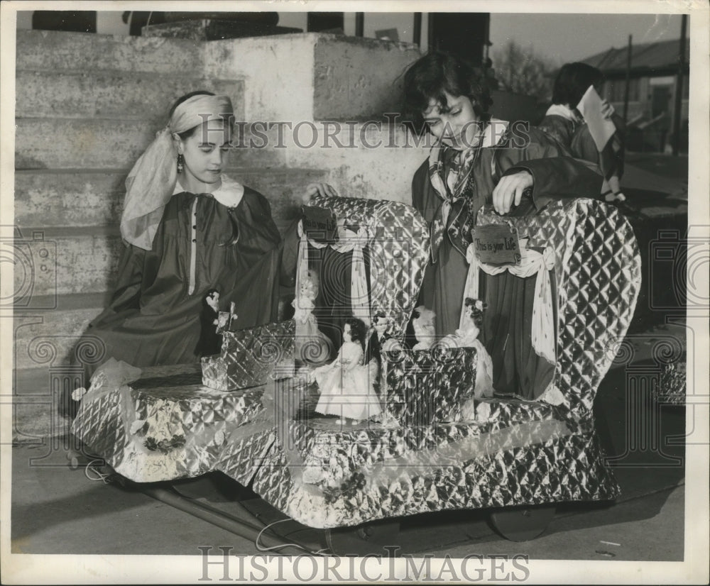 Press Photo Mardi Gras Carnival Female maskers with dolls and props - nox00038