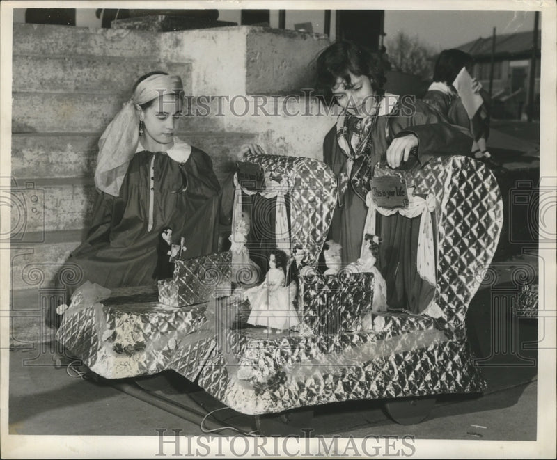 Load image into Gallery viewer, Press Photo Mardi Gras Carnival Female maskers with dolls and props - nox00038
