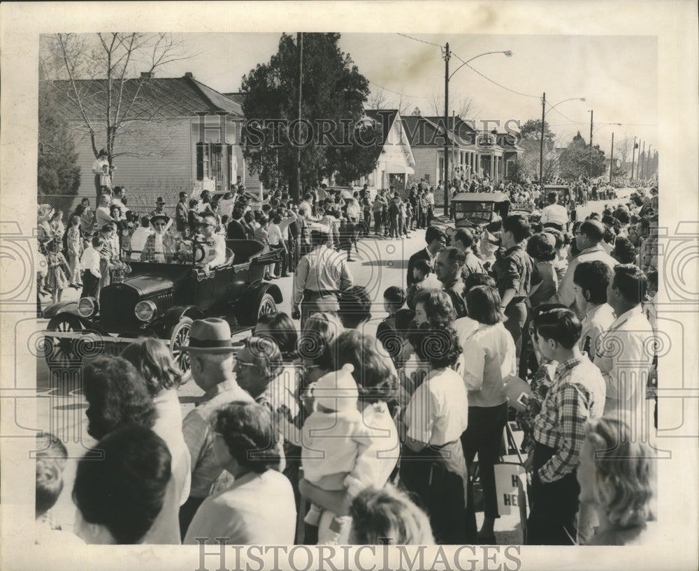 1965 Press Photo Mardi Gras Carnival, Alla, spectators watch cars roll by