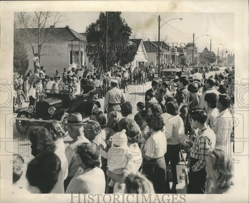 Load image into Gallery viewer, 1965 Press Photo Mardi Gras Carnival, Alla, spectators watch cars roll by
