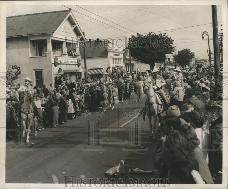 Load image into Gallery viewer, Press Photo Mardi Gras Carnival, Sheriff's Posse in parade, Okeanos - nox00052
