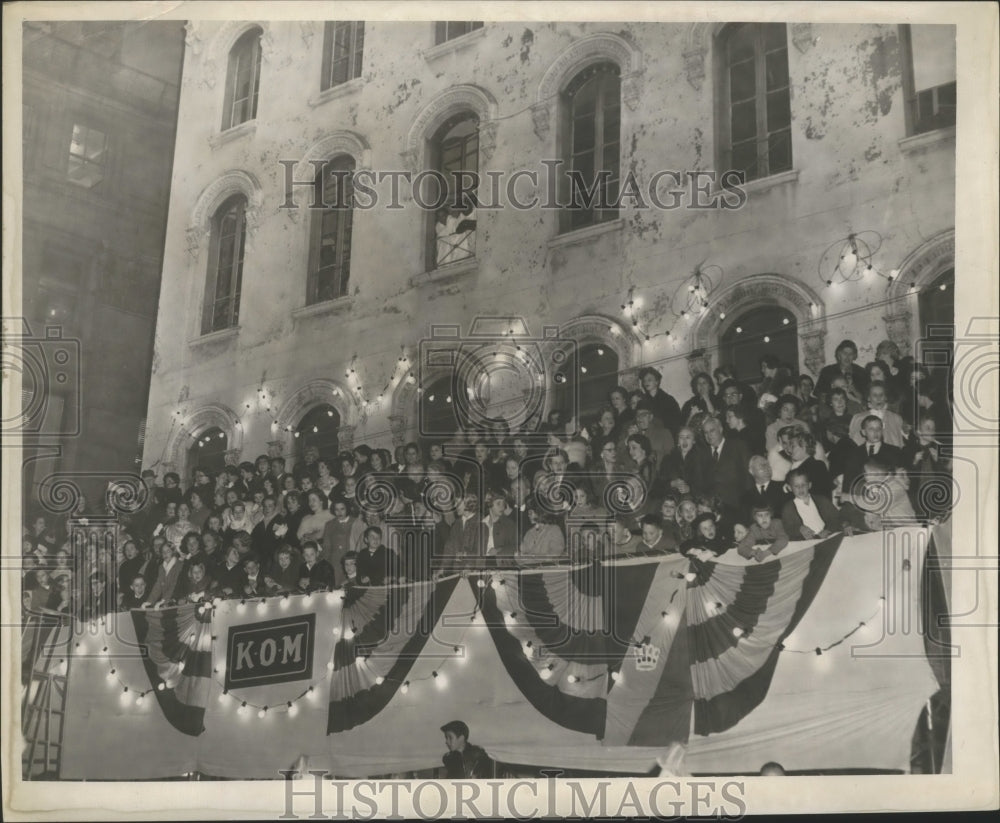 1960 Press Photo Mardi Gras Carnival, La Club Balcony completely full at night- Historic Images